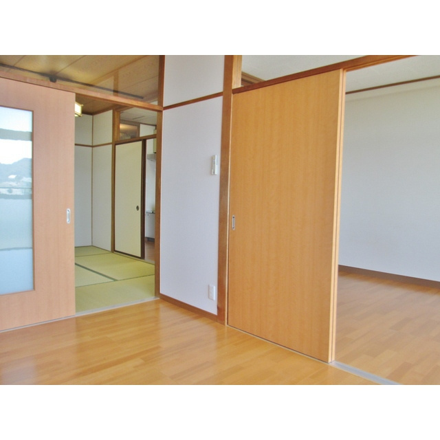 丸国ビルの居間・リビング