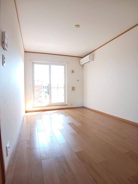 アルハンブラ二番館の居間・リビング|大川信用金庫　本店まで250m