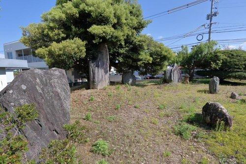 松江市東津田町の庭|四国の青石、灯籠等が揃う和風庭園