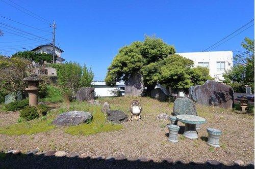 松江市東津田町の庭|四国の青石、灯籠等が揃う和風庭園