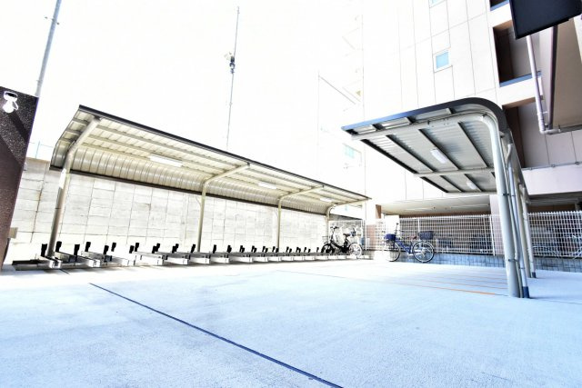 Warm天下茶屋の駐車場