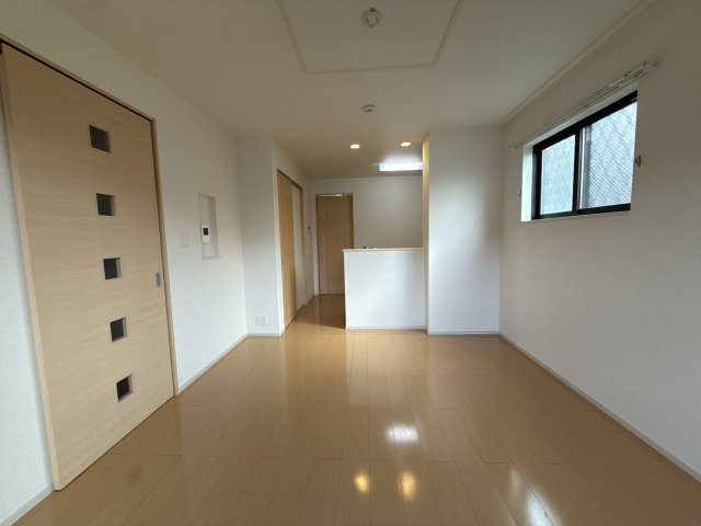 プロムナード弐番館の居間・リビング