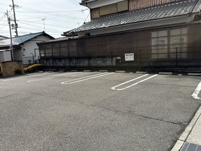 プロムナード弐番館の駐車場