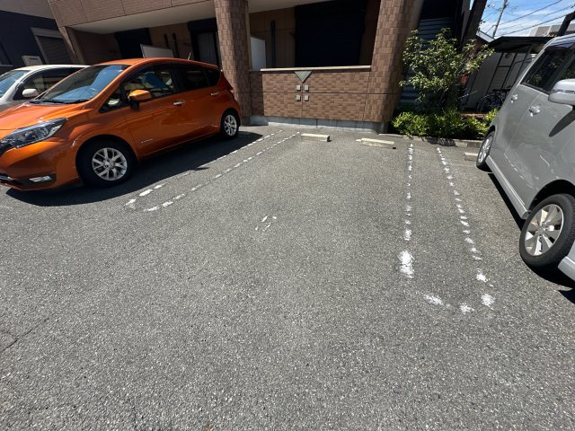 メゾンクローバーの駐車場