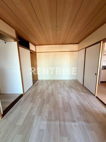 ガーデン山内5の居間・リビング