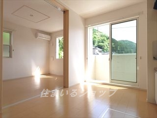 安芸高田市吉田町吉田のアパートの居間・リビング