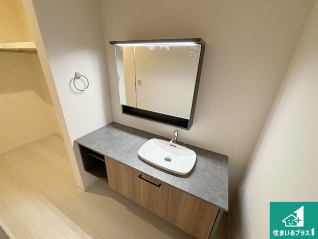 茨木市島　第3期　新築一戸建ての独立洗面台|清潔感のある洗面台です。フラットな鏡は掃除がしやすく毎日清潔！鏡裏には収納があるのでスッキリとした洗面台が保てます。