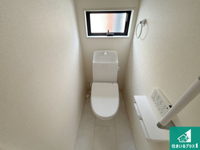 茨木市島　第3期　新築一戸建てのトイレ|1・2階の2ヶ所にあるので、朝の忙しい時間の順番待ちもなく、深夜の利用にも大変便利です。