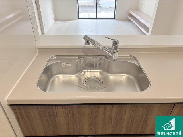 茨木市島　第3期　新築一戸建ての設備|蛇口の先端に浄水器を内蔵しています！原水と浄水、お湯と冷水、シャワーの切替えがワンタッチなので用途によって使い分けられます。