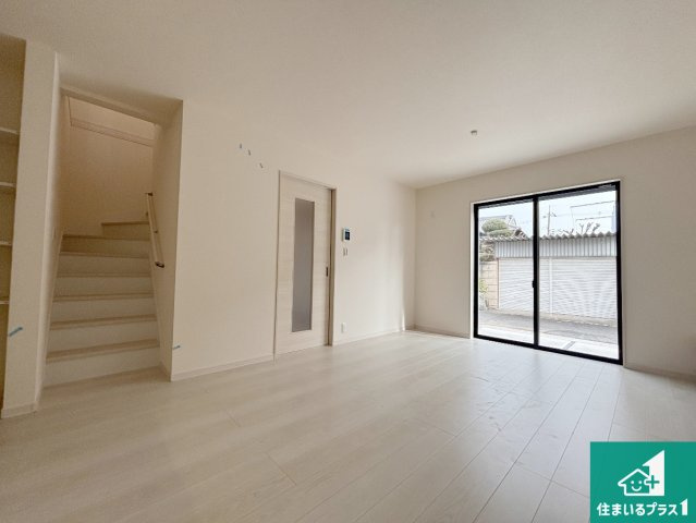 茨木市島　第3期　新築一戸建ての居間・リビング|日当たり良好の明るいリビングで朝の目覚めもスッキリできそう！対面キッチンでご家族のコミュニケーションも自然と増える設計！小さなお子様が遊ぶスペースを作っても広々とくつろげるLDK！