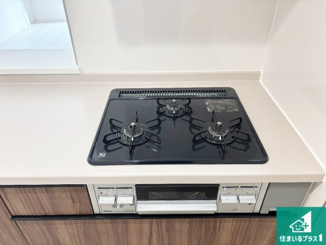 茨木市島　第3期　新築一戸建ての設備|ダブル高火力Ｓｉセンサー付きコンロ！３口あるので、まとめて料理をする時も大活躍！