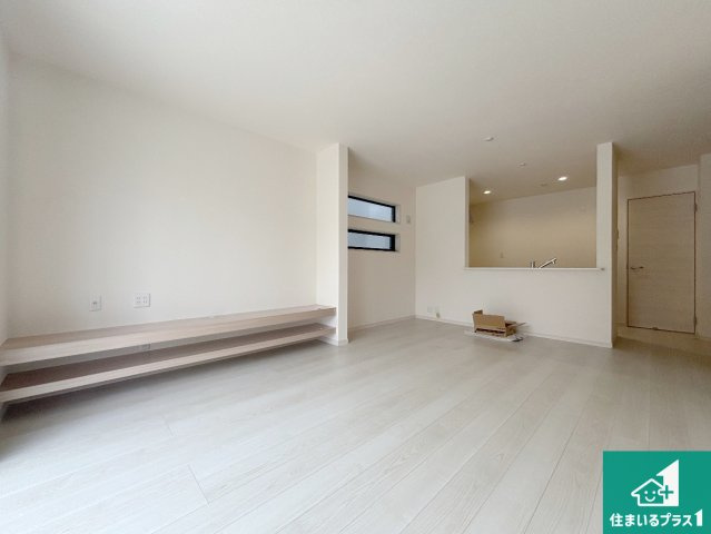茨木市島　第3期　新築一戸建ての居間・リビング|子供を見守りながらお料理が出来るため家族のコミュニケーションか増えます♪スペースが広く確保されている為お子様が大きくなったときは一緒に料理を楽しめます♪