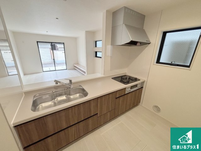 茨木市島　第3期　新築一戸建てのキッチン|リビングと統一感があり、使い勝手のいいキッチン。広々としているので、二人並んで作業が出来ちゃいます。お子様と一緒に色々なお料理に挑戦できるスペースがあります。