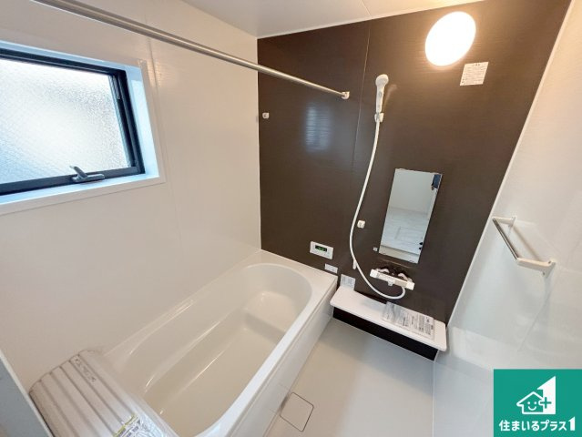 茨木市島　第3期　新築一戸建ての浴室|足をゆったり伸ばして寛げる浴槽です。窓が設けられていますので差し込む光が明るく穏やかな雰囲気にしてくれます♪浴室乾燥機も設置しているので、雨の日の洗濯物も安心です♪