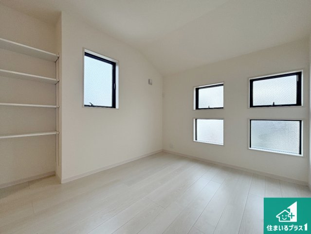 茨木市島　第3期　新築一戸建ての洋室|寝室は心地よい眠りについてもらいたくて、シンプルかつ開放的な空間な設計にしています！大きな窓から差し込む日が心地いいです♪