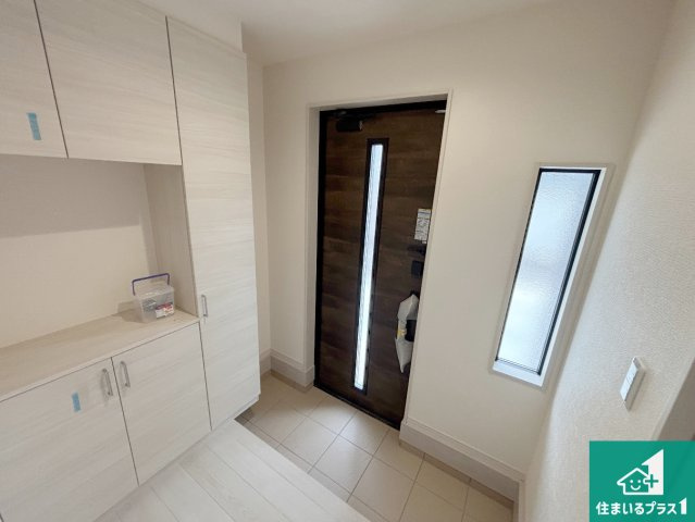 茨木市島　第3期　新築一戸建ての玄関|シューズボックスにはたくさんの靴が収納できるので玄関周りはいつもスッキリ！ご家族が増えても安心！