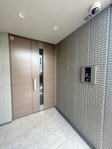 メトロガーデンのエントランス|オートロック・防犯カメラ付き