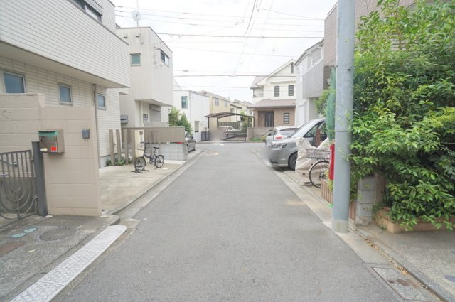 本天沼２　土地の前面道路含む現地写真|北側公道　幅員約3.8m　間口約8.1m