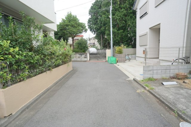 本天沼２　土地の前面道路含む現地写真|北側公道　幅員約3.8m　間口約8.1m