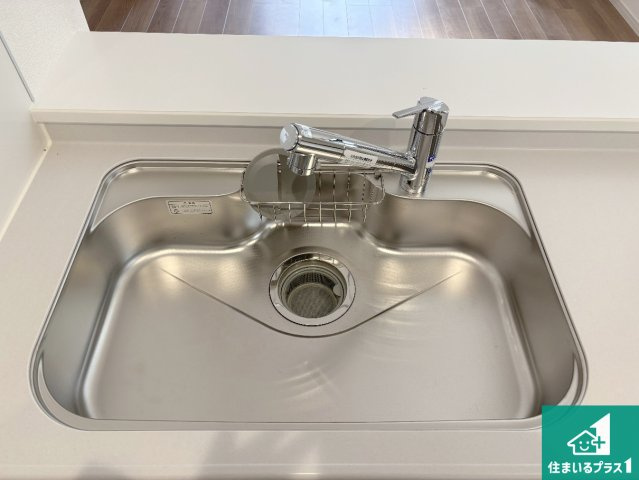 茨木市島　第3期　新築一戸建ての独立洗面台|清潔感のある洗面台です。フラットな鏡は掃除がしやすく毎日清潔！ホースは引き出して使えるので洗顔やお掃除の際に便利です！