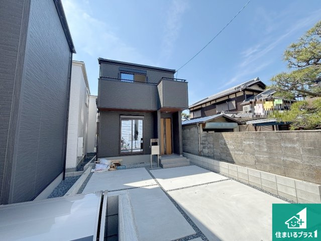 1日(土)2日(日)現地見学可能！　茨木市島　全4邸の前面道路含む現地写真|周辺は閑静な住宅街！前面道路広々で車の出し入れも便利です。駐車が苦手な方でも安心して車庫入れできます！