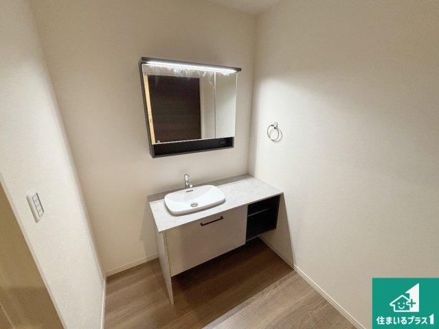 茨木市島　第3期　新築一戸建ての独立洗面台|清潔感のある洗面台です。フラットな鏡は掃除がしやすく毎日清潔！鏡裏には収納があるのでスッキリとした洗面台が保てます。