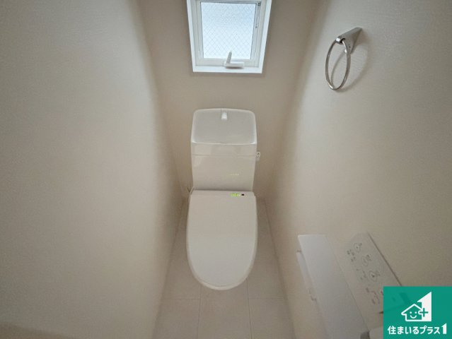 茨木市島　第3期　新築一戸建てのトイレ|1・2階の2ヶ所にあるので、朝の忙しい時間の順番待ちもなく、深夜の利用にも大変便利です。