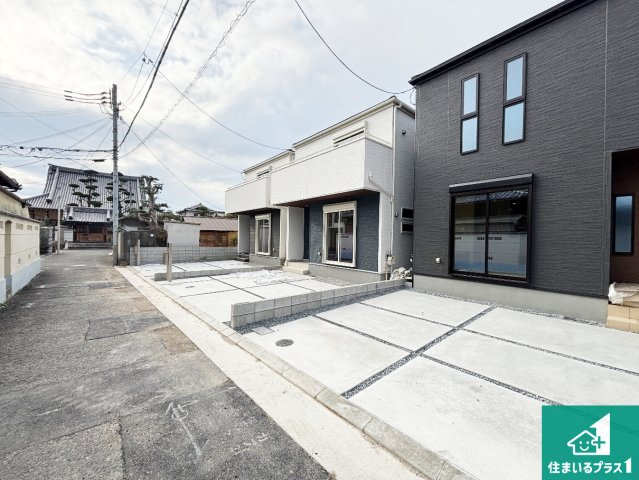 茨木市島　第3期　新築一戸建ての前面道路含む現地写真|周辺は閑静な住宅街！前面道路広々で車の出し入れも便利です。駐車が苦手な方でも安心して車庫入れできます！