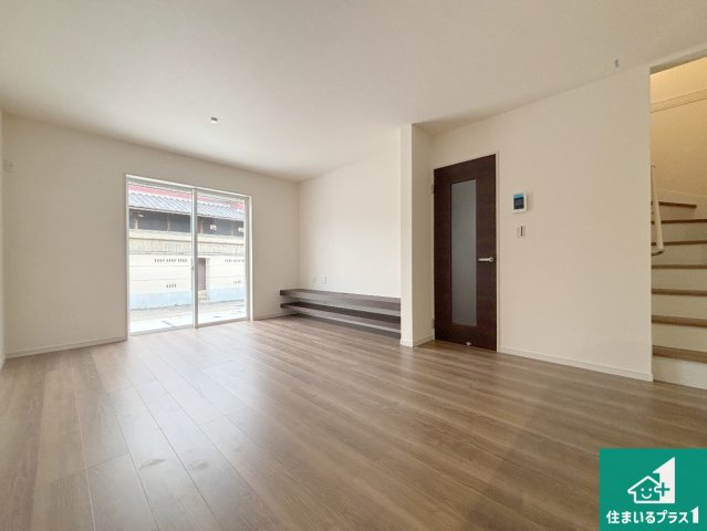 茨木市島　第3期　新築一戸建ての居間・リビング|日当たり良好の明るいリビングで朝の目覚めもスッキリできそう！対面キッチンでご家族のコミュニケーションも自然と増える設計！小さなお子様が遊ぶスペースを作っても広々とくつろげるLDK！