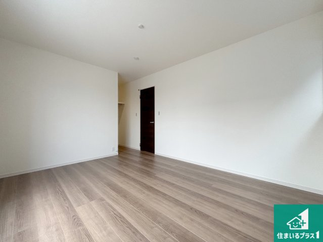 茨木市島　第3期　新築一戸建ての洋室|シンプルな洋室は、自分好みのインテリアが楽しめます♪ご家族とインテリアや家具を選びに行くのは新築購入時の醍醐味の一つです。ぜひお楽しみください♪