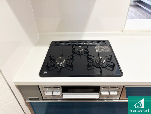 茨木市島　第3期　新築一戸建ての設備|ダブル高火力Ｓｉセンサー付きコンロ！３口あるので、まとめて料理をする時も大活躍！