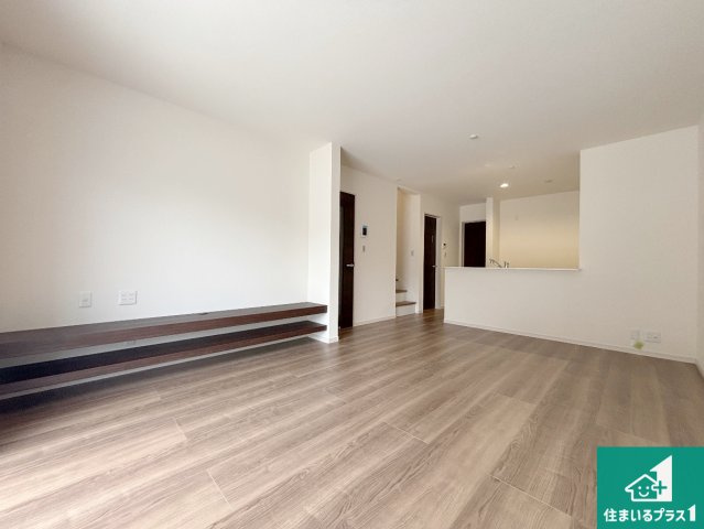 茨木市島　第3期　新築一戸建ての居間・リビング|子供を見守りながらお料理が出来るため家族のコミュニケーションか増えます♪スペースが広く確保されている為お子様が大きくなったときは一緒に料理を楽しめます♪