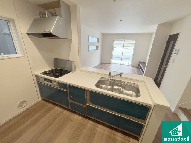 茨木市島　第3期　新築一戸建てのキッチン|リビングと統一感があり、使い勝手のいいキッチン。広々としているので、二人並んで作業が出来ちゃいます。お子様と一緒に色々なお料理に挑戦できるスペースがあります。