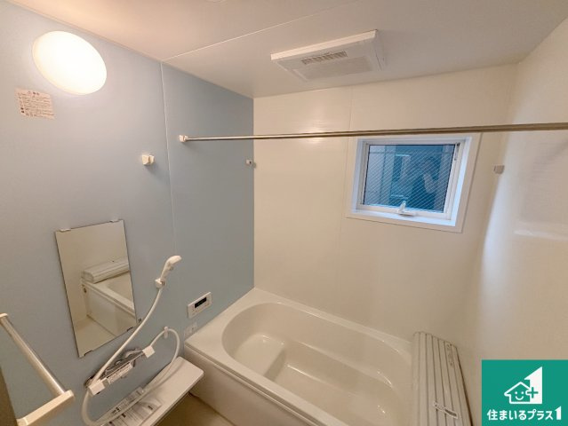 茨木市島　第3期　新築一戸建ての浴室|足をゆったり伸ばして寛げる浴槽です。窓が設けられていますので差し込む光が明るく穏やかな雰囲気にしてくれます♪浴室乾燥機も設置しているので、雨の日の洗濯物も安心です♪