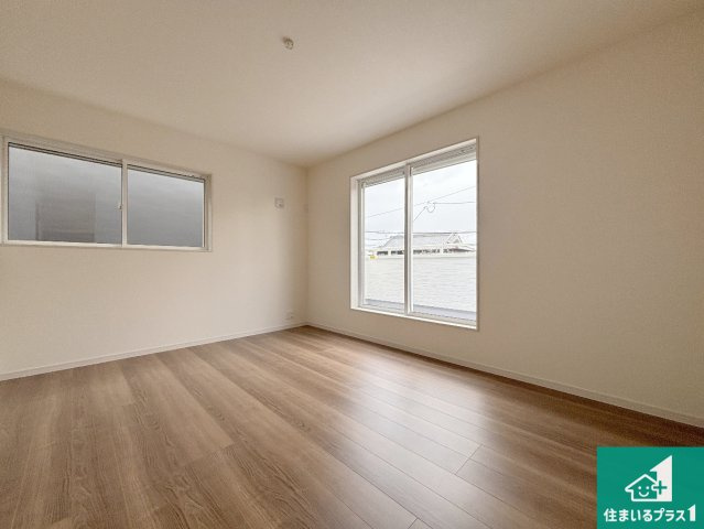 茨木市島　第3期　新築一戸建ての洋室|寝室は心地よい眠りについてもらいたくて、シンプルかつ開放的な空間な設計にしています！大きな窓から差し込む日が心地いいです♪