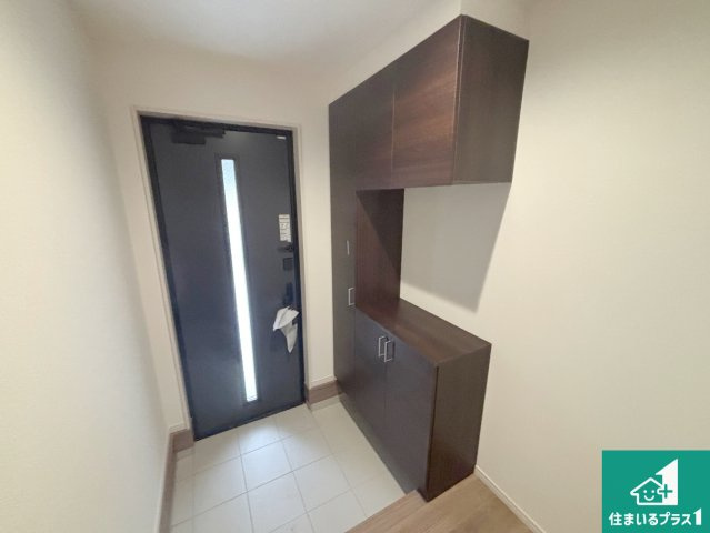 茨木市島　第3期　新築一戸建ての玄関|シューズボックスにはたくさんの靴が収納できるので玄関周りはいつもスッキリ！ご家族が増えても安心！