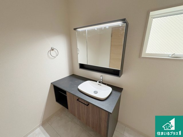 茨木市島　第3期　新築一戸建ての独立洗面台|清潔感のある洗面台です。フラットな鏡は掃除がしやすく毎日清潔！鏡裏には収納があるのでスッキリとした洗面台が保てます。