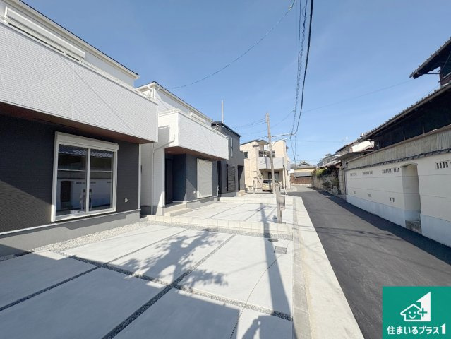 茨木市島　第3期　新築一戸建ての前面道路含む現地写真|周辺は閑静な住宅街！前面道路広々で車の出し入れも便利です。駐車が苦手な方でも安心して車庫入れできます！