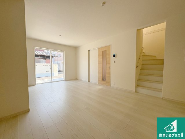 茨木市島　第3期　新築一戸建ての居間・リビング|日当たり良好の明るいリビングで朝の目覚めもスッキリできそう！対面キッチンでご家族のコミュニケーションも自然と増える設計！小さなお子様が遊ぶスペースを作っても広々とくつろげるLDK！