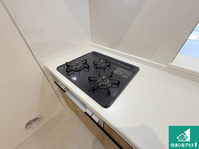 茨木市島　第3期　新築一戸建ての設備|ダブル高火力Ｓｉセンサー付きコンロ！３口あるので、まとめて料理をする時も大活躍！