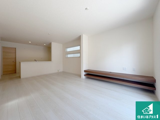 茨木市島　第3期　新築一戸建ての居間・リビング|子供を見守りながらお料理が出来るため家族のコミュニケーションか増えます♪スペースが広く確保されている為お子様が大きくなったときは一緒に料理を楽しめます♪