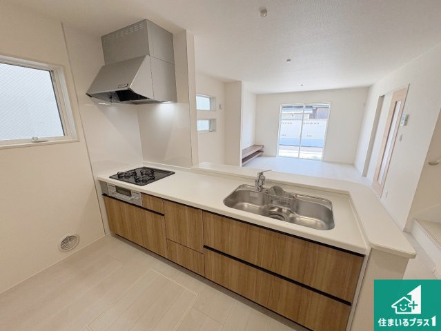 茨木市島　第3期　新築一戸建てのキッチン|リビングと統一感があり、使い勝手のいいキッチン。広々としているので、二人並んで作業が出来ちゃいます。お子様と一緒に色々なお料理に挑戦できるスペースがあります。