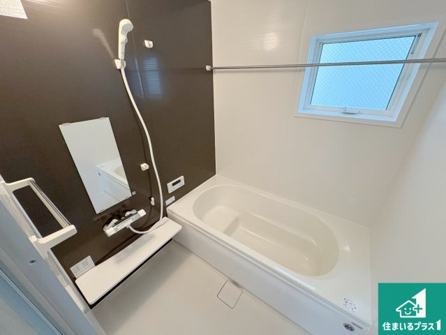 茨木市島　第3期　新築一戸建ての浴室|足をゆったり伸ばして寛げる浴槽です。窓が設けられていますので差し込む光が明るく穏やかな雰囲気にしてくれます♪浴室乾燥機も設置しているので、雨の日の洗濯物も安心です♪