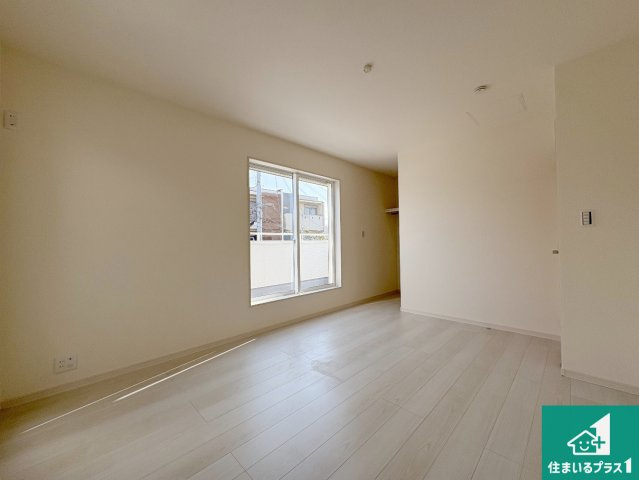 茨木市島　第3期　新築一戸建ての洋室|寝室は心地よい眠りについてもらいたくて、シンプルかつ開放的な空間な設計にしています！大きな窓から差し込む日が心地いいです♪