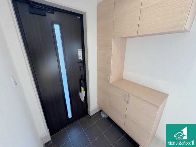 茨木市島　第3期　新築一戸建ての玄関|シューズボックスにはたくさんの靴が収納できるので玄関周りはいつもスッキリ！ご家族が増えても安心！