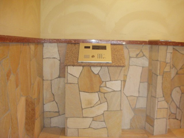 ファレノプシスのエントランス|毎日通るエントランスはこのようになっています