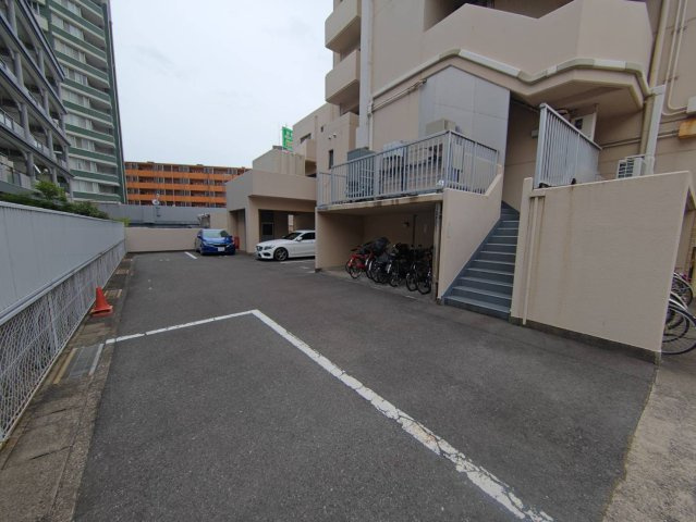 ロイヤルハイツ平針の駐車場