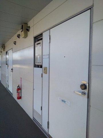 レオパレス久喜南の玄関