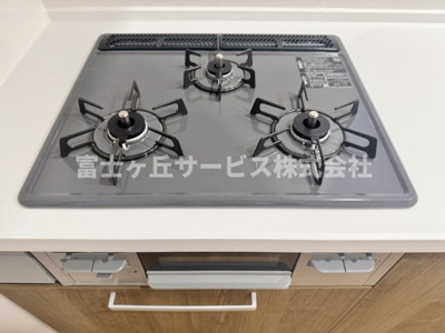 【その他】 | 静岡市駿河区中島 20期 新築一戸建て 1号棟 | 3口コンロがあります