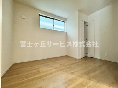 【洋室】 | 静岡市駿河区中島 20期 新築一戸建て 1号棟 | リビングの隣にある洋室です